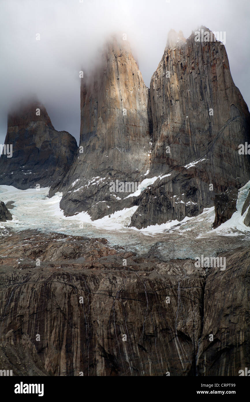 Das Trio der Gipfel bekannt als Las Torres, die Türme, die den Torres del Paine seinen Namen geben Stockfoto