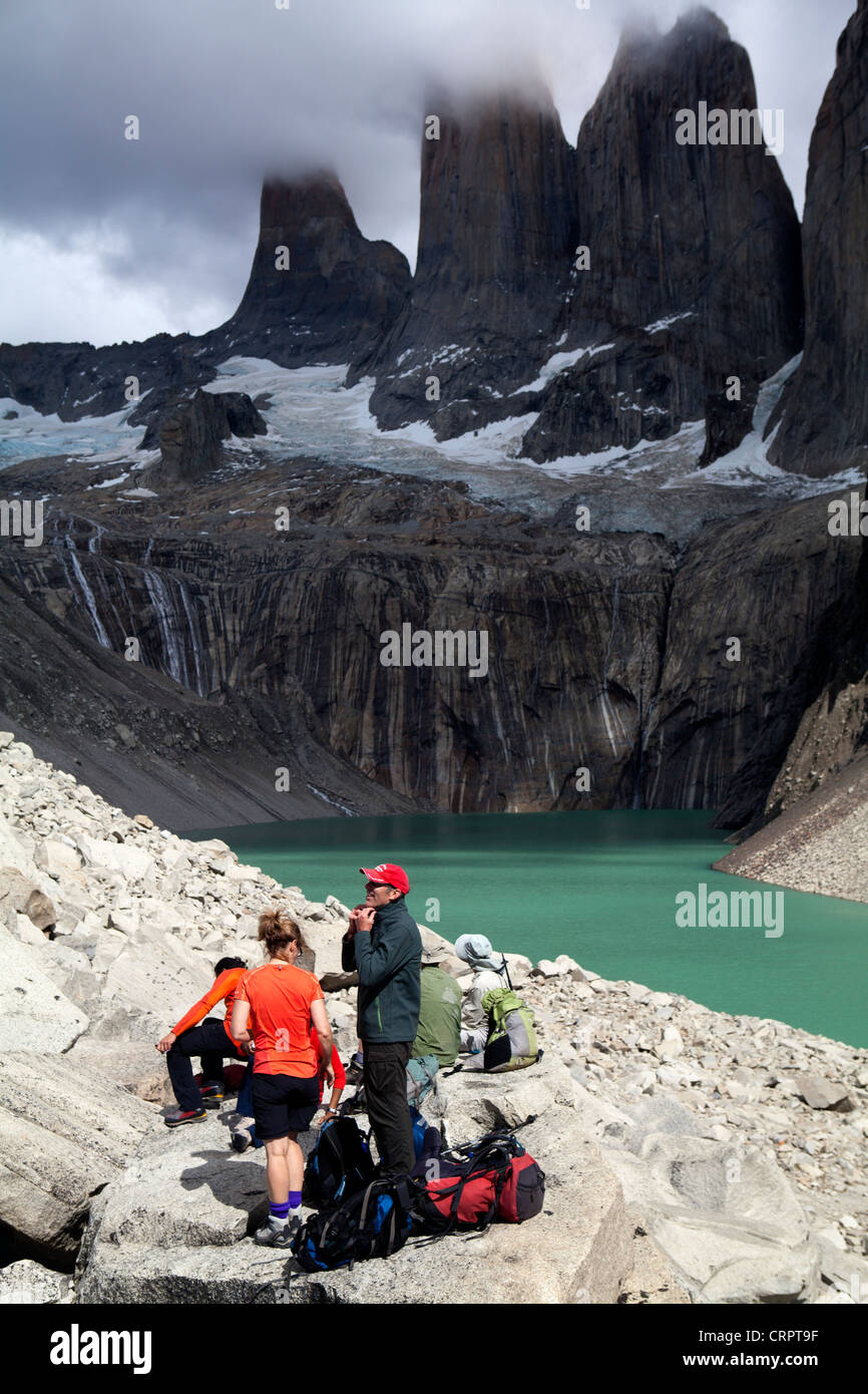 Wanderer unter Las Torres, die Türme, die den Torres del Paine seinen Namen geben Stockfoto