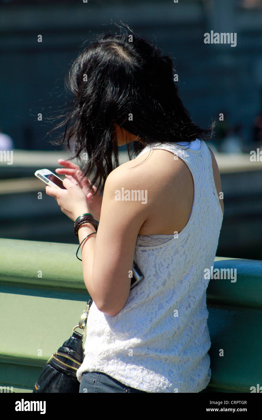 Britische Teenager-Mädchen SMS. Offenen Schuß. keine Freigabe mit dem Fotografen zur Verfügung. Stockfoto