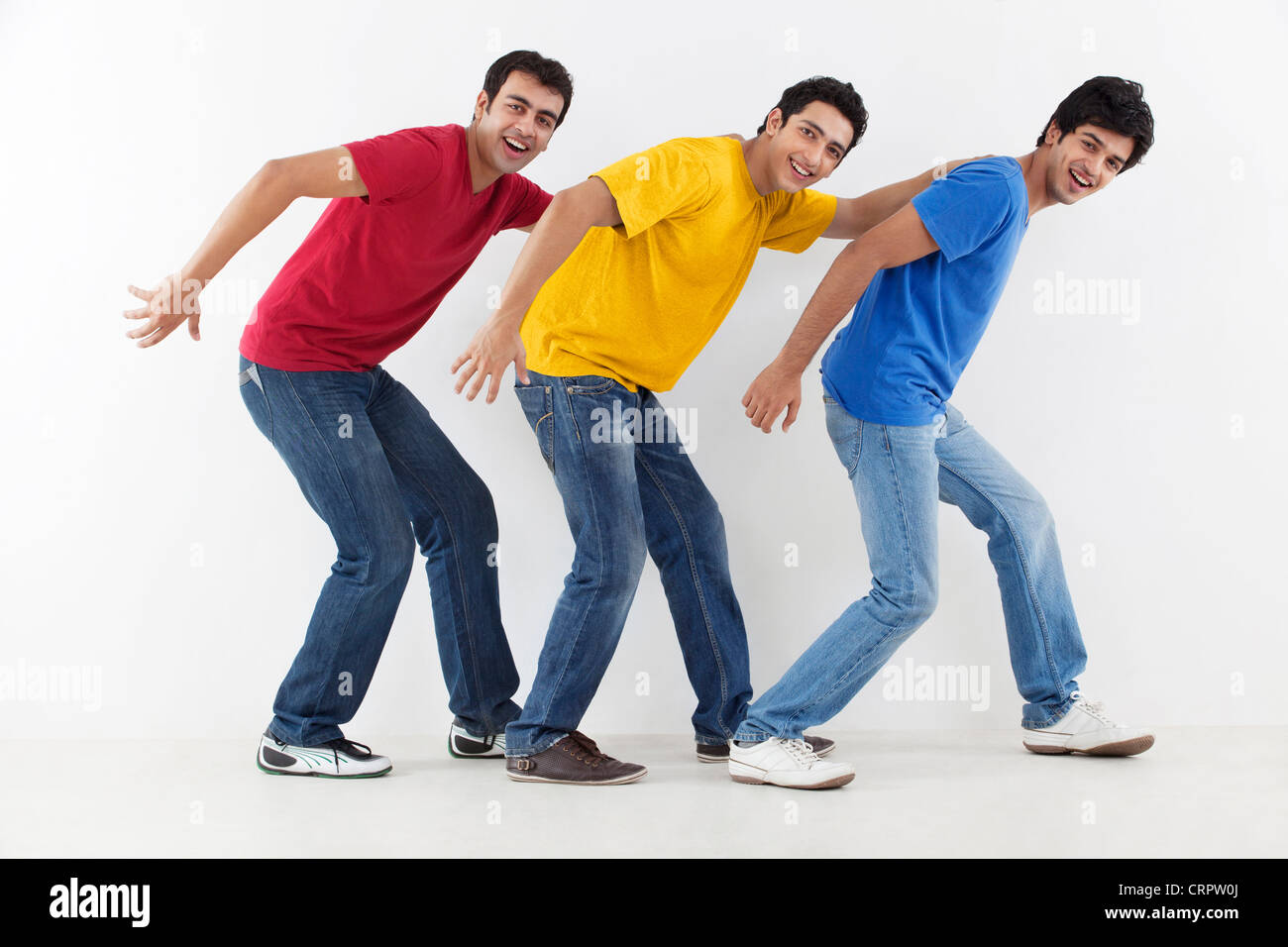Junge männliche Freunde in Spiellaune Stockfoto