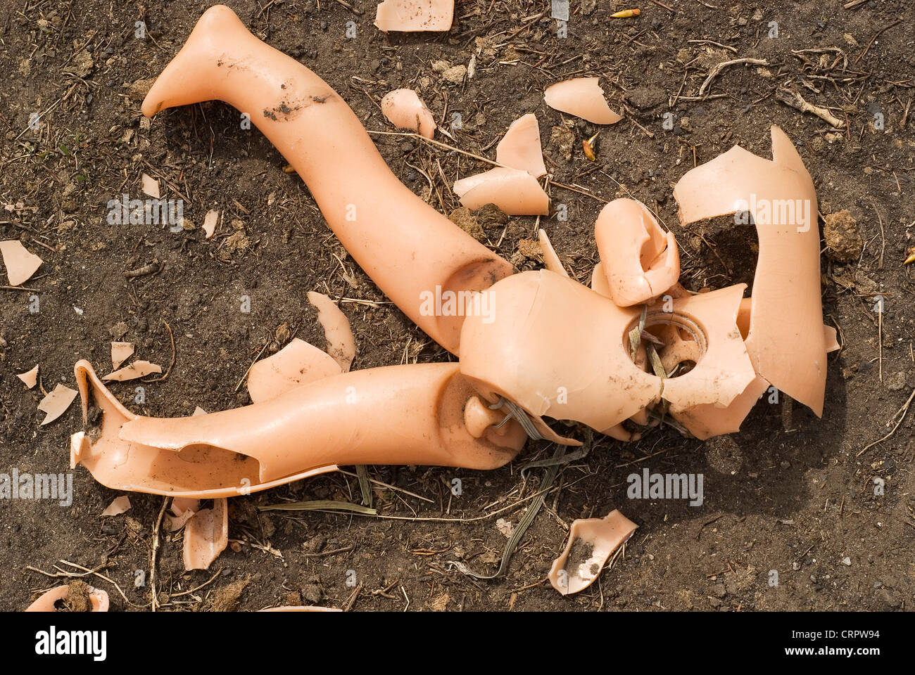 die alte, kaputte Puppe auf dem Boden Stockfoto