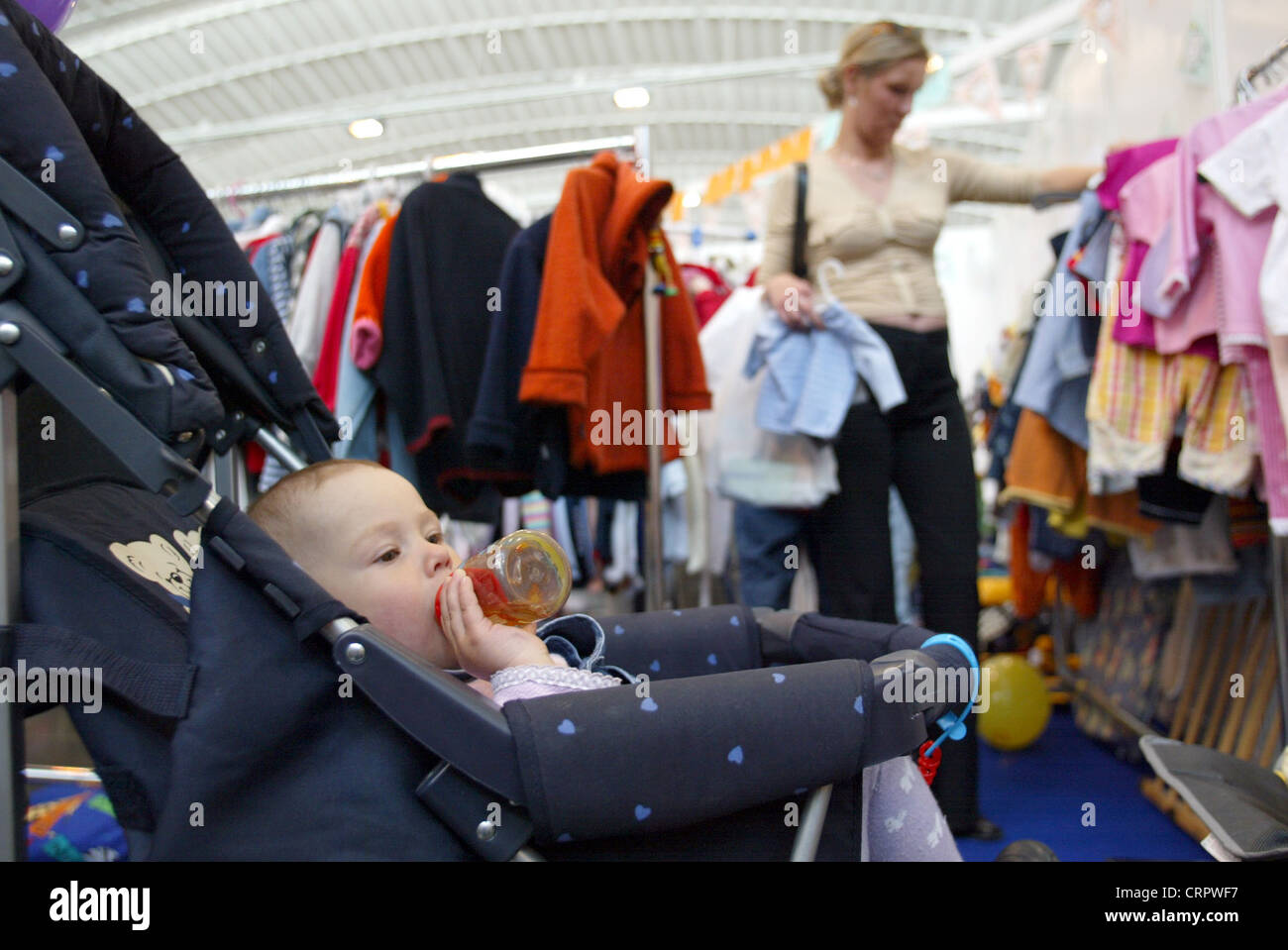 Mütter beim Einkaufen in der Baby-Show in Essen Stockfoto