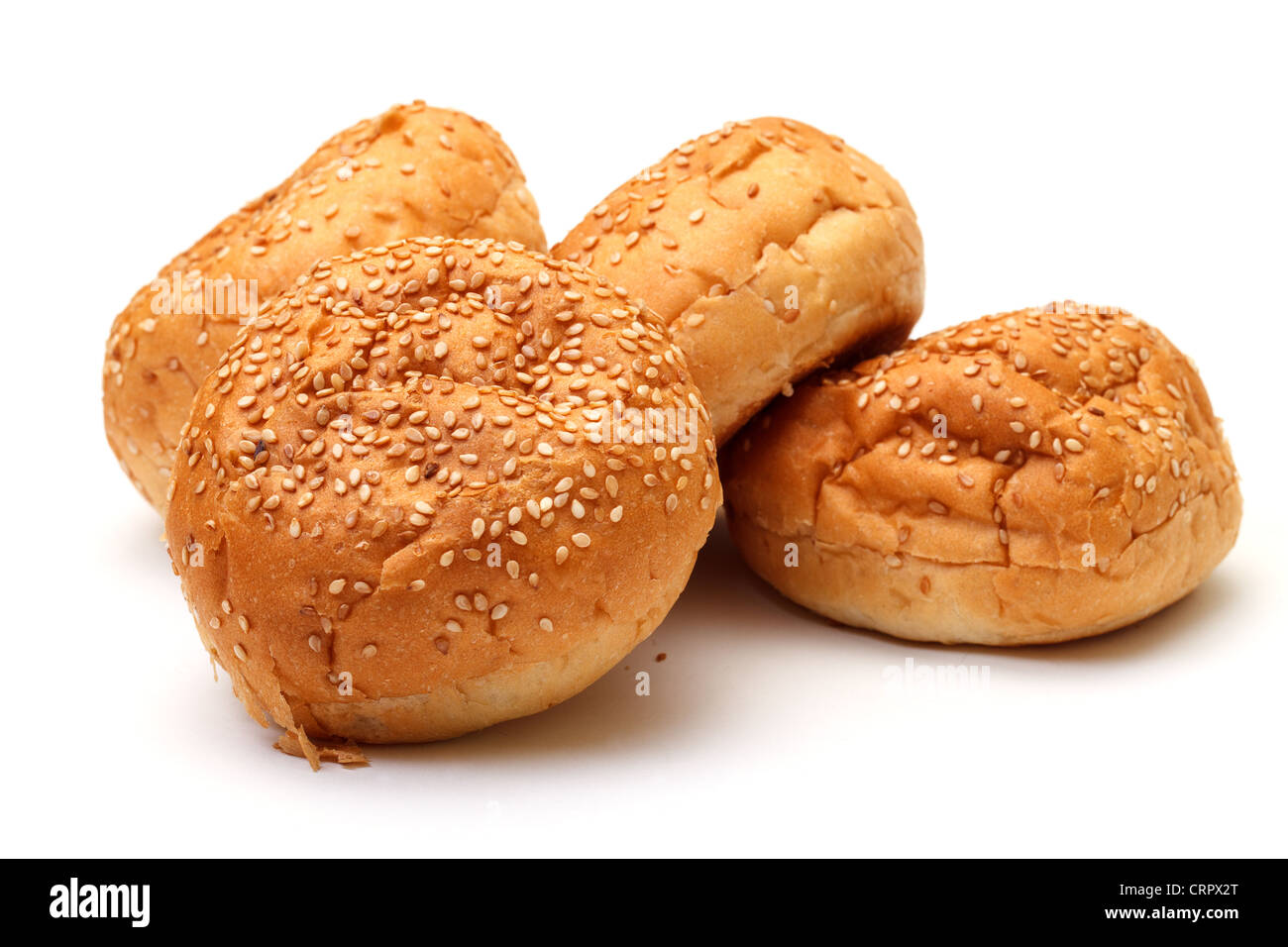 Heap appetitlichen Brötchen mit Sesam auf weißem Hintergrund Stockfoto