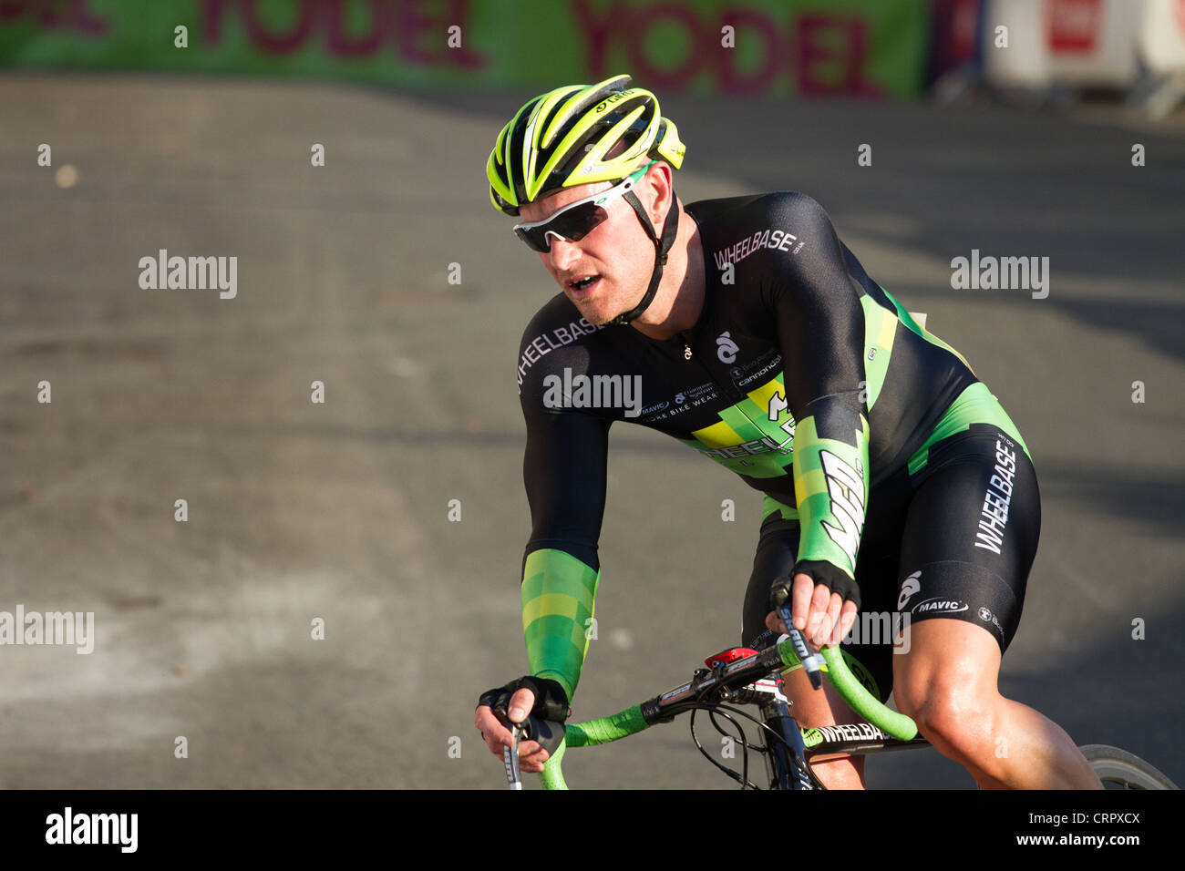 Ein einsamer Radfahrer in der Halfords Tour-Zyklus-Renn-Event 2012 Stockfoto