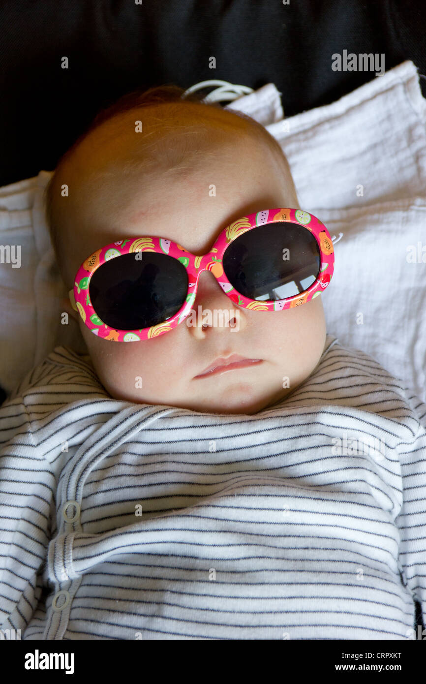 Baby mit Sonnenbrille Stockfoto