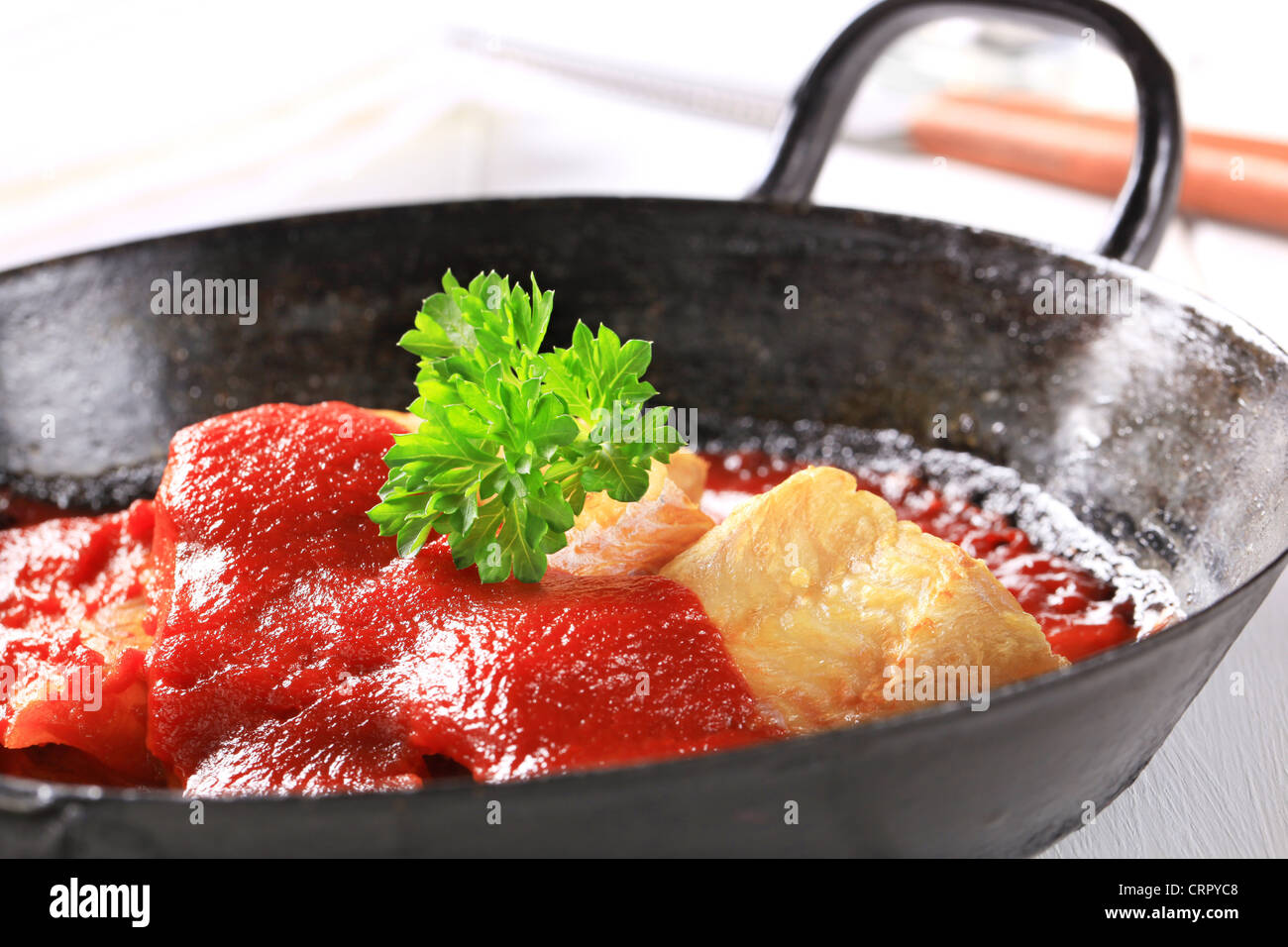 Gebratenes seelachsfilet in der pfanne -Fotos und -Bildmaterial in ...