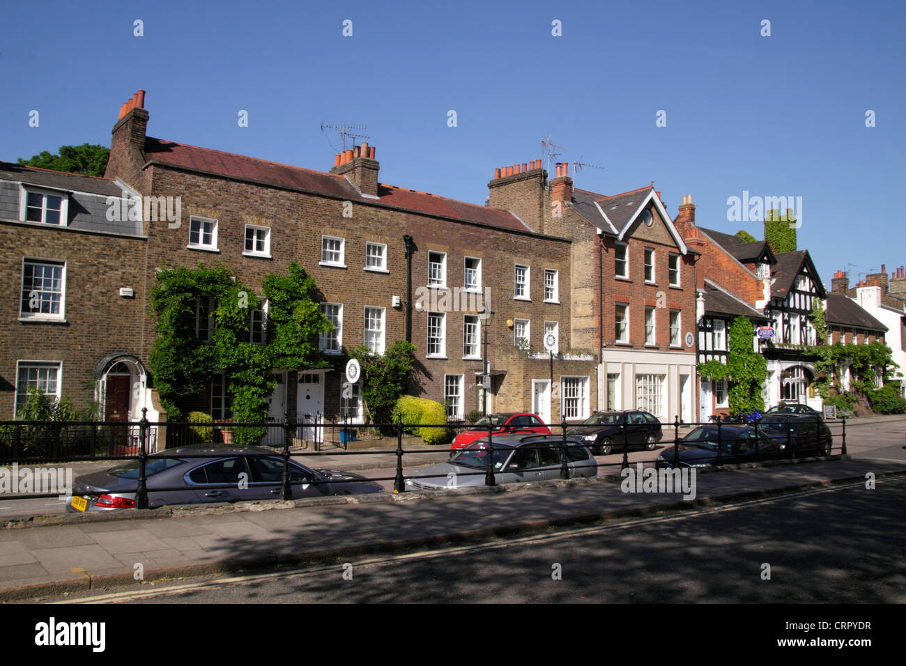 Wohnhäuser in der Nähe von Kew Green London Stockfoto