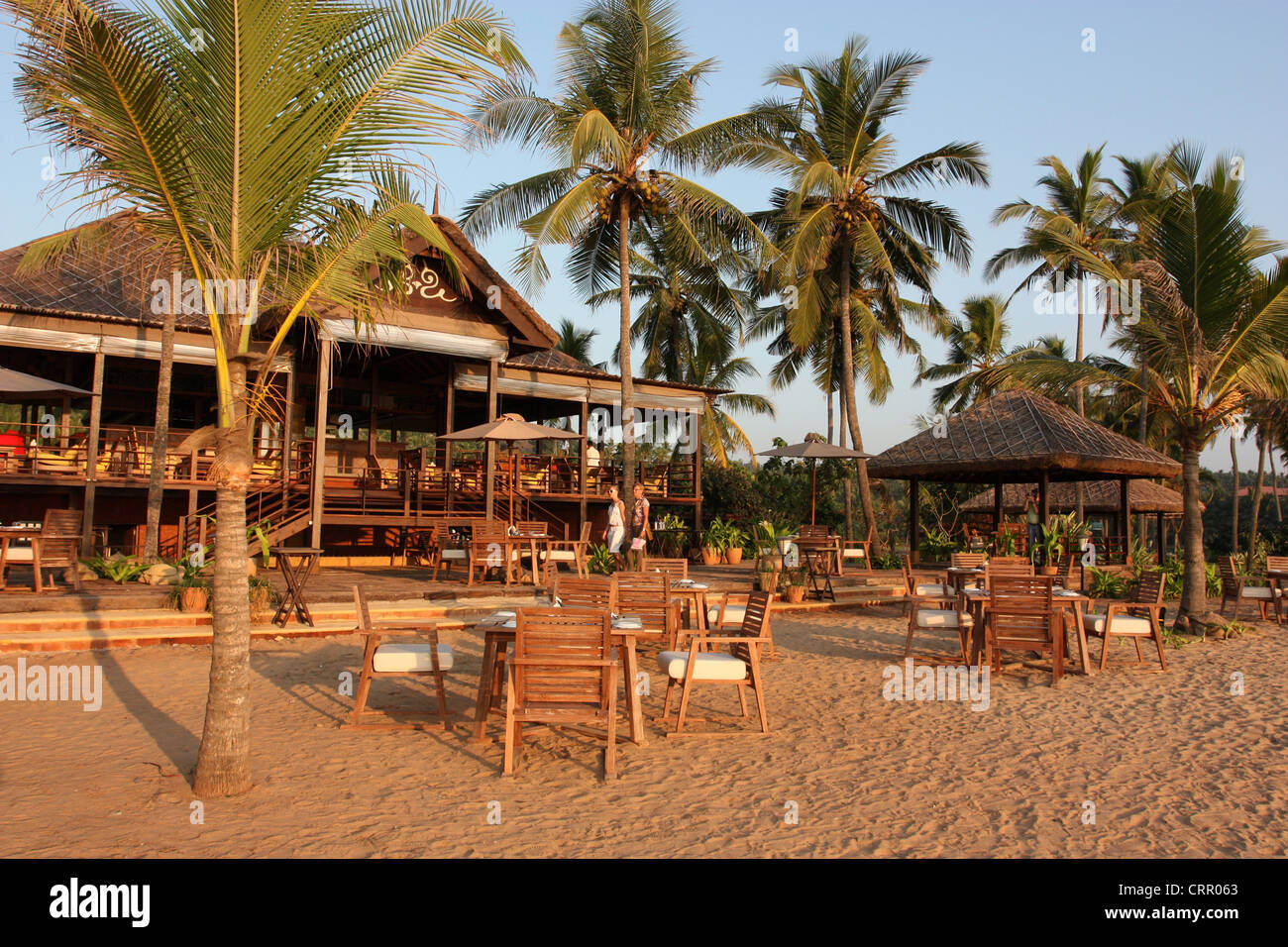 Beachfront Restaurant und Sitzgelegenheiten in Kovalam Stockfoto