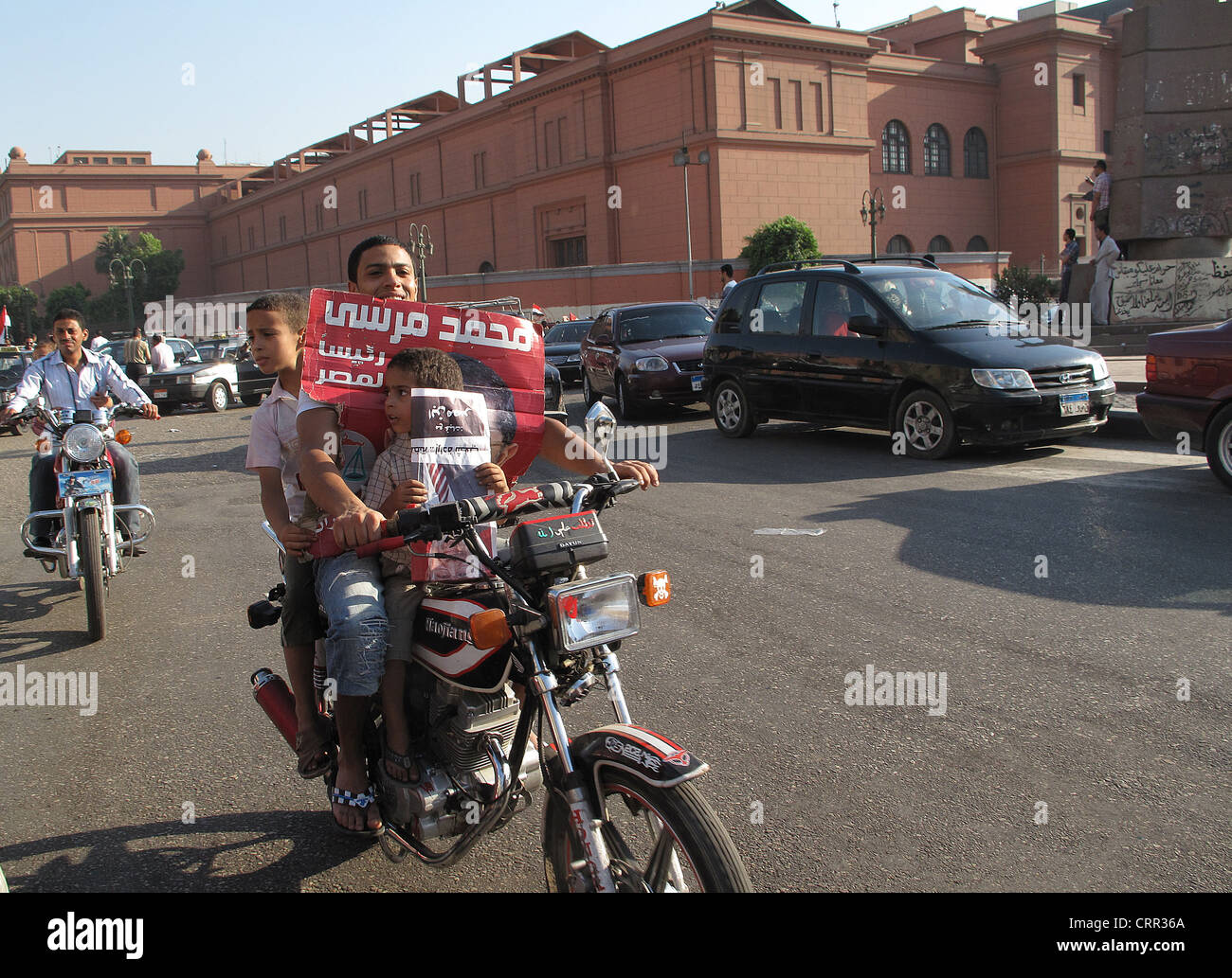 Tausende von Anhängern der Muslim-Bruderschaft feiern Mohamed Mursis Präsidenten Sieg auf dem Tahrirplatz in Kairo Ägypten. Stockfoto