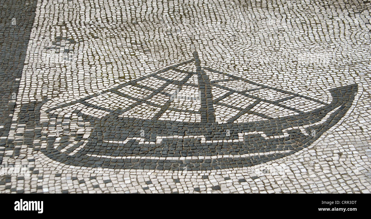 Ostia Antica. Platz der Gilden oder Konzerne. Mosaik-Darstellung eines Schiffes. Detail. In der Nähe von Rom. Stockfoto