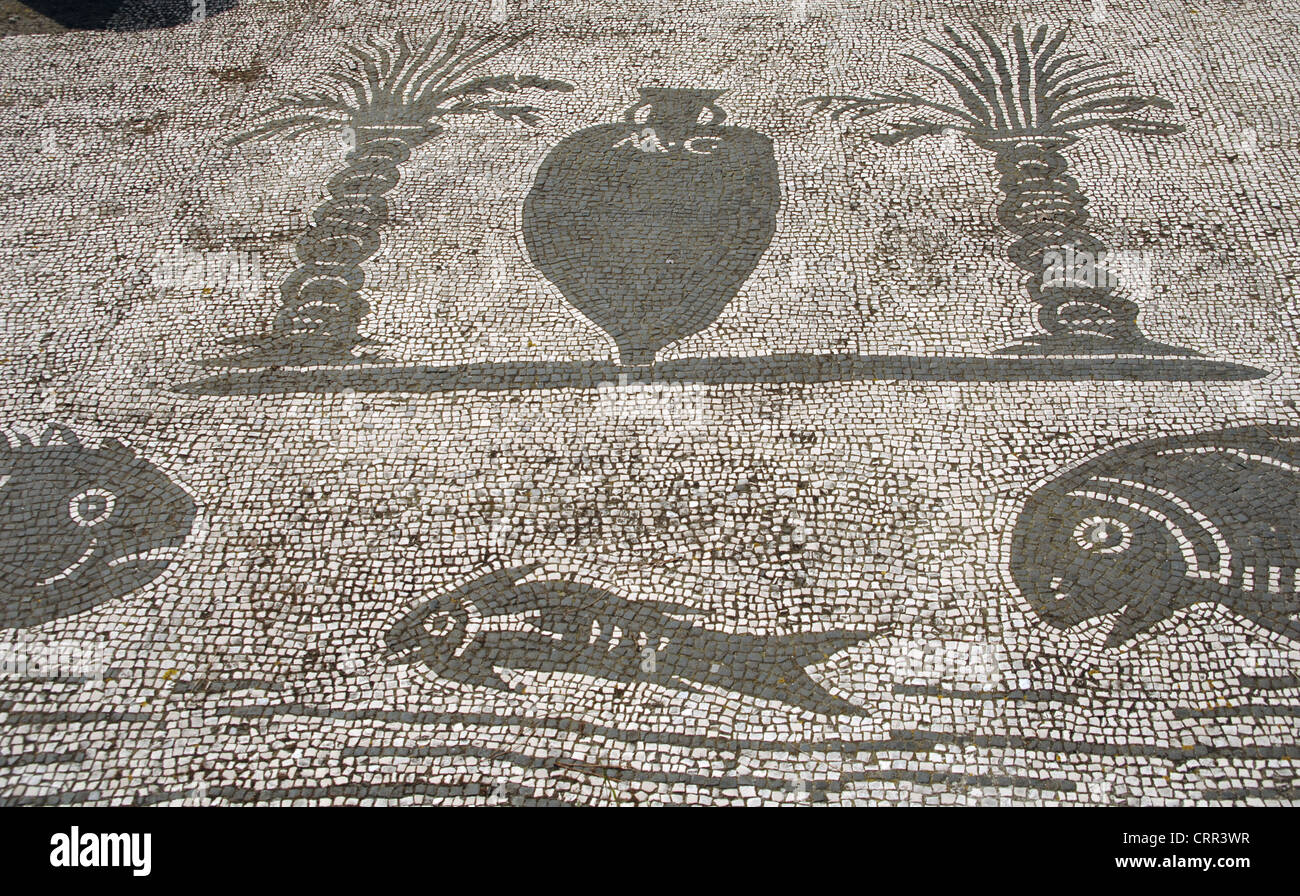 Ostia Antica. Platz der Gilden oder Konzerne. Mosaik-Darstellung einer Amphora zwischen zwei Palmen und drei Fische. Stockfoto
