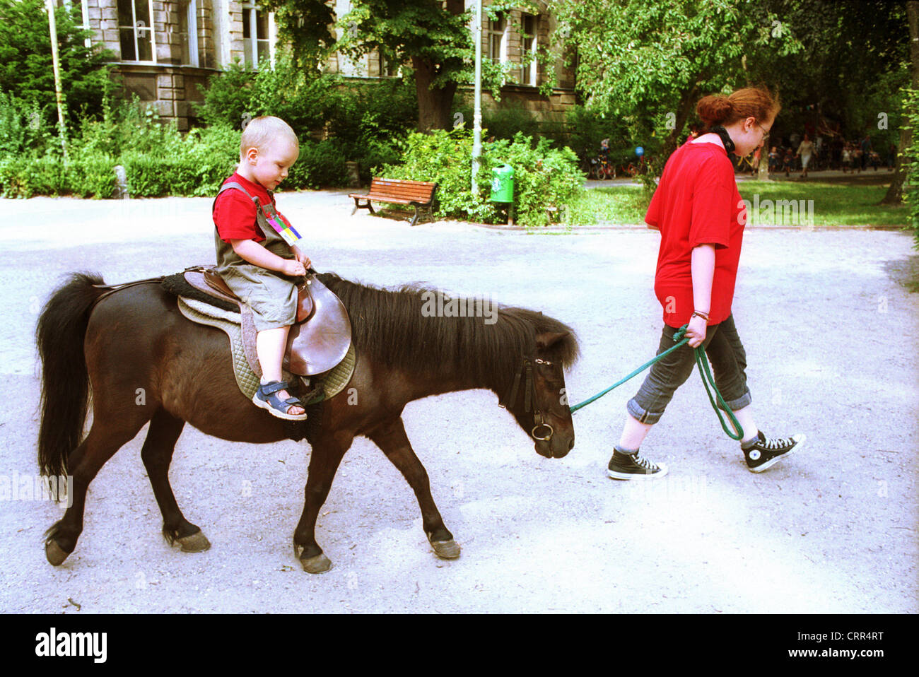 Kleine Junge Reiten Pony, Berlin Stockfoto