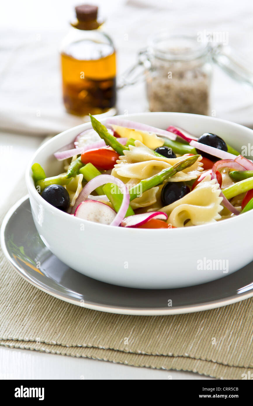 Pasta mit Spargel und Oliven Salat Stockfoto