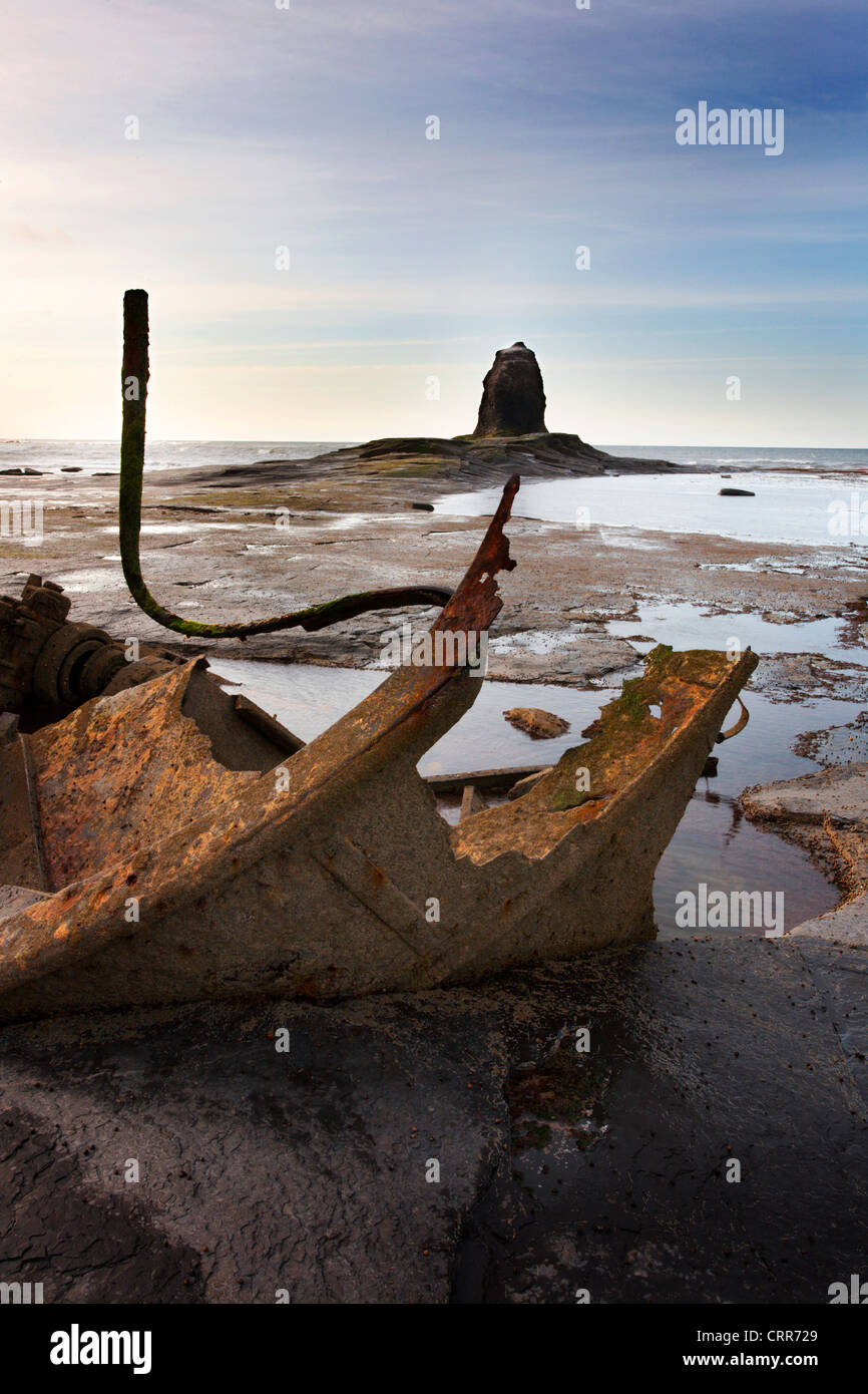 Altes Wrack und Black Nab gegen Bay in der Nähe von Whitby North Yorkshire England Stockfoto