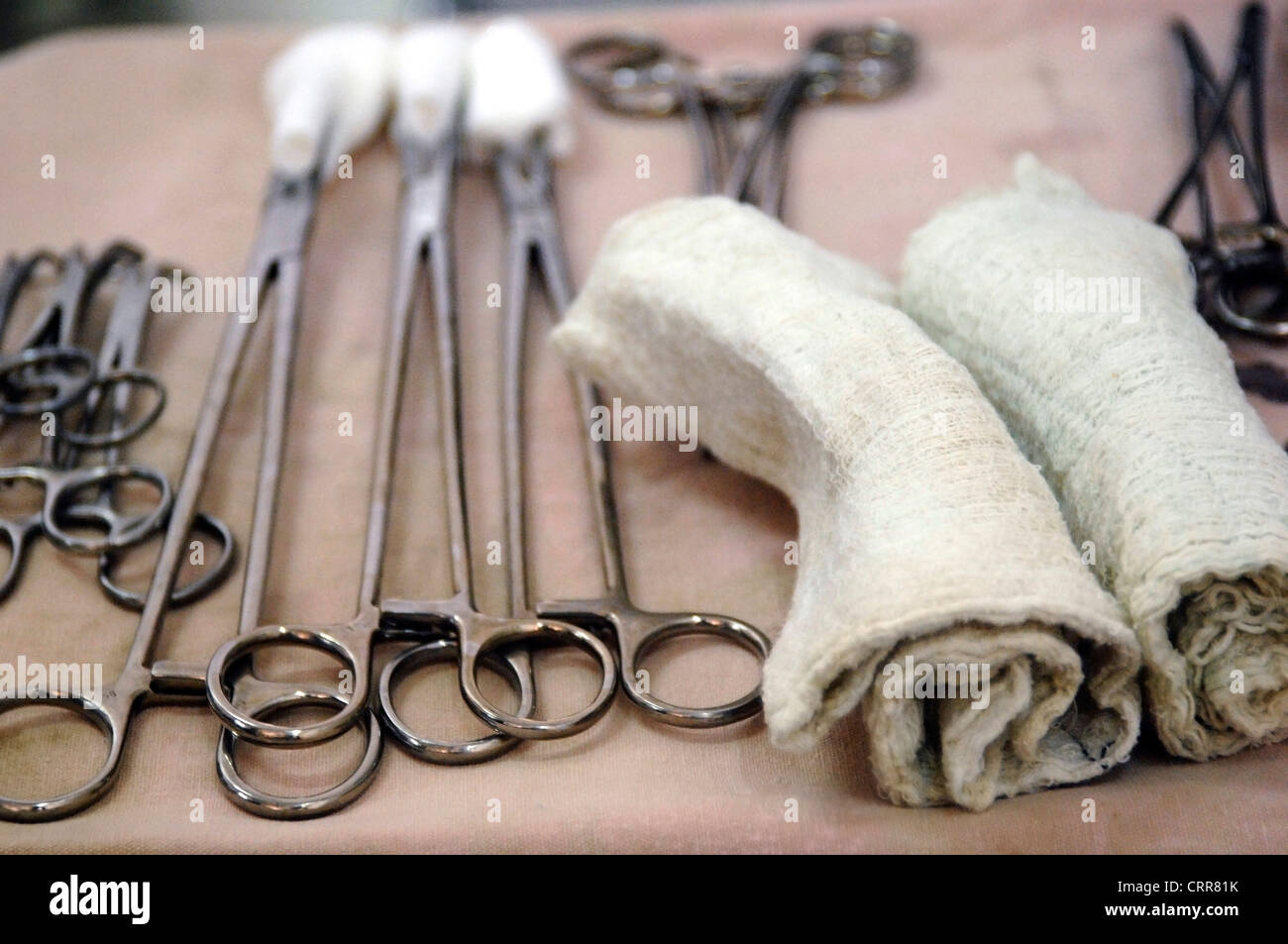 Chirurgische Scheren, Zangen und Tupfer auf einem medizinischen Tablett ausgebreitet und bereit für ein Verfahren. Stockfoto