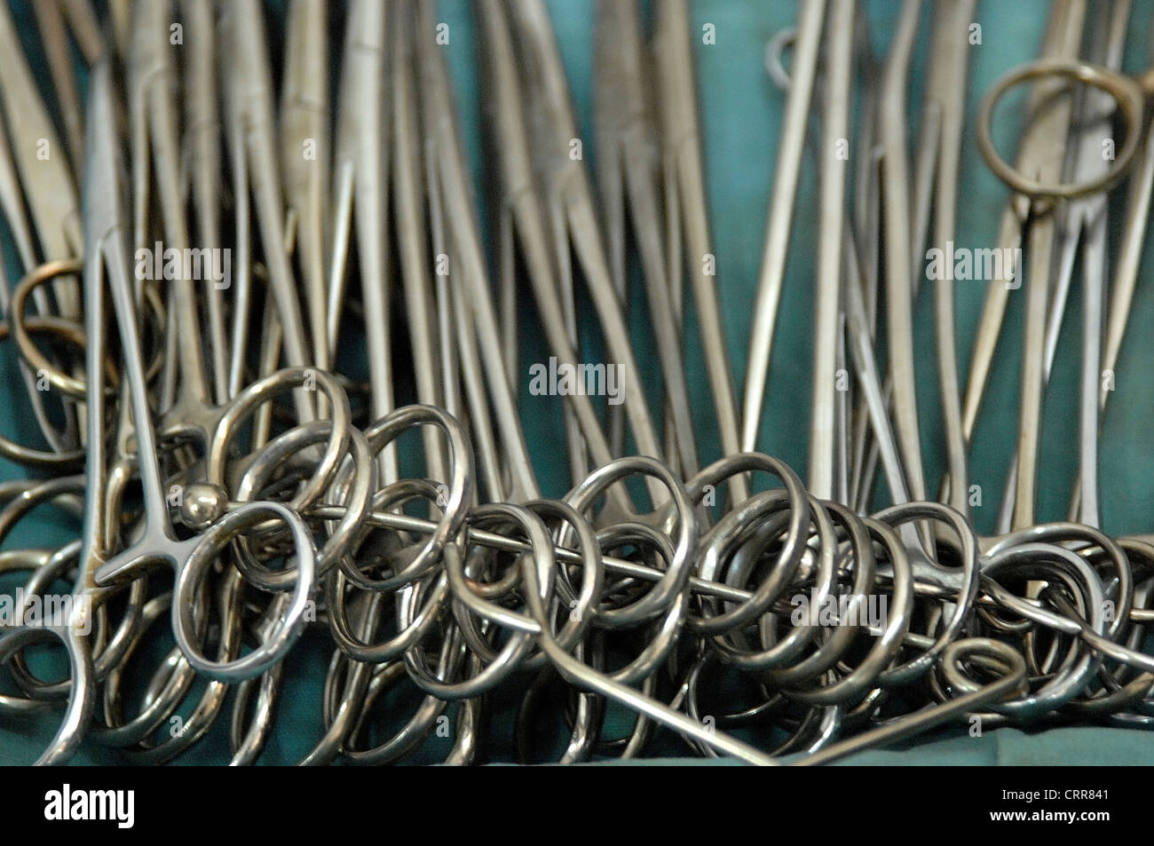Close-up auf die Griffe der vielfältige Chirurgische Scheren und Pinzetten auf einem medizinischen Tablett. Stockfoto