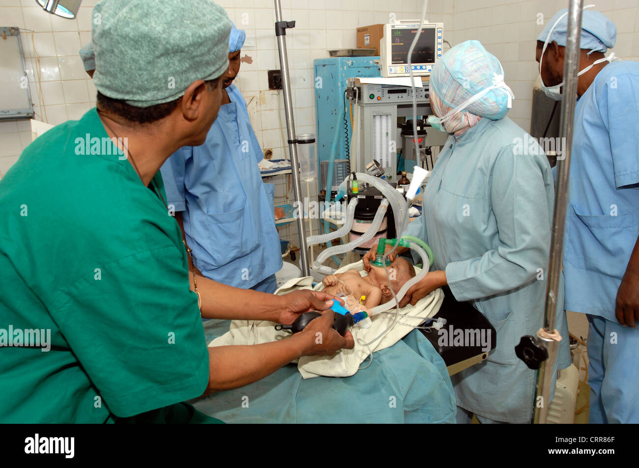 Ein Baby in einem Operationssaal. Stockfoto