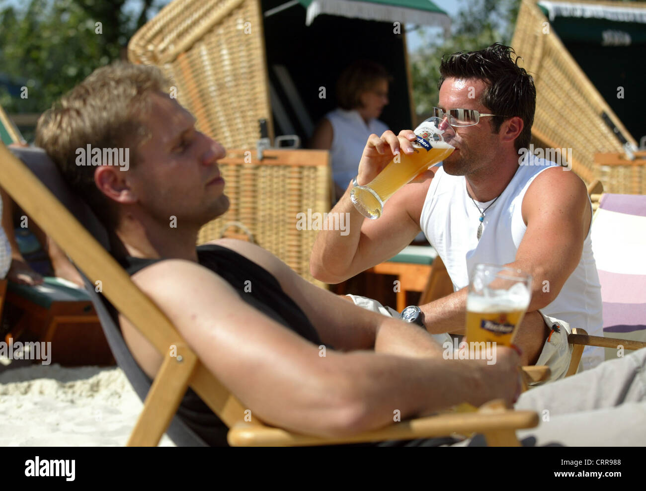 Männer trinken Bier auf MONKEY Island in Düsseldorf Stockfotografie - Alamy