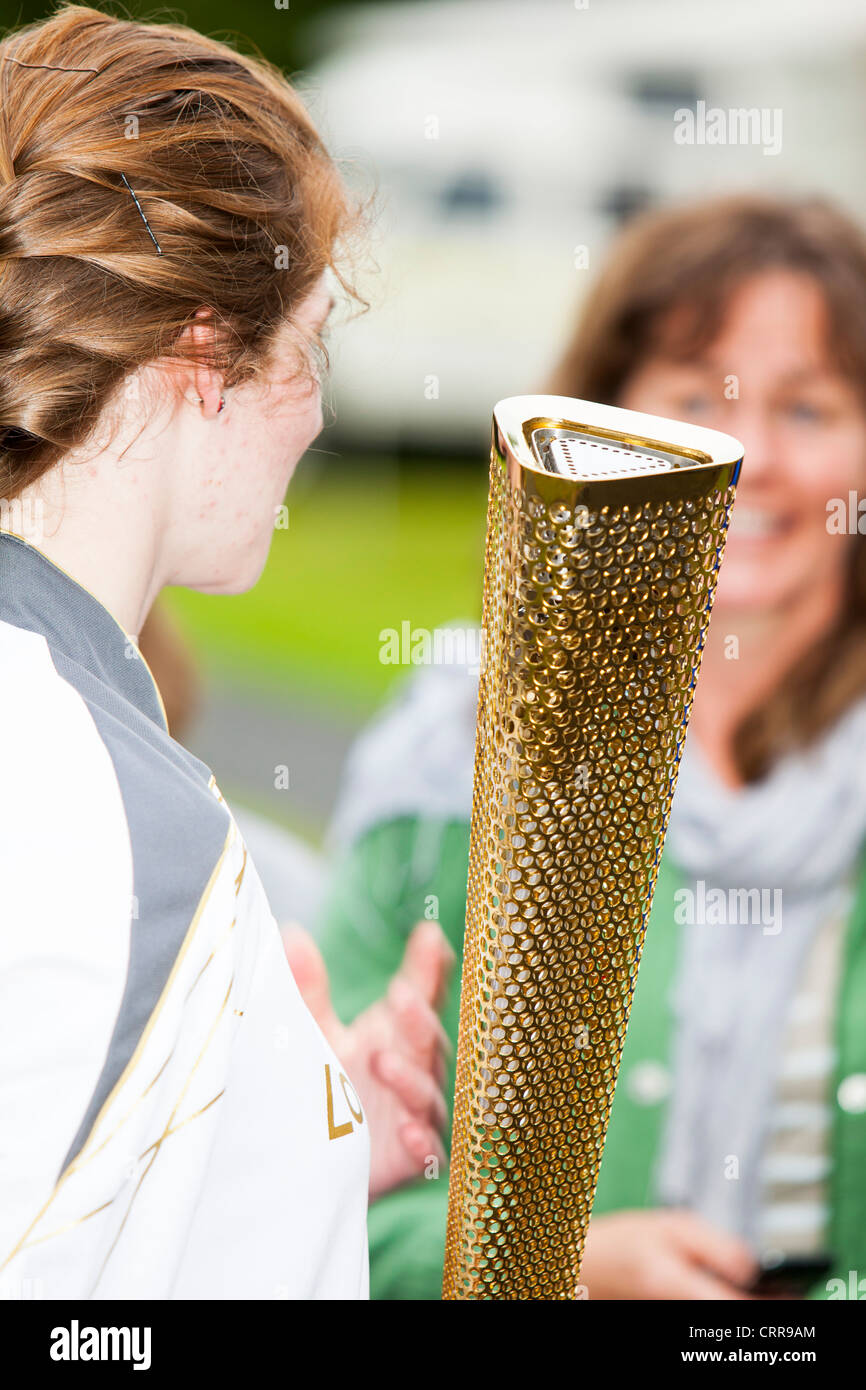 Die Olympische Flamme Überschrift über Ambleside im Lake District, UK. Stockfoto