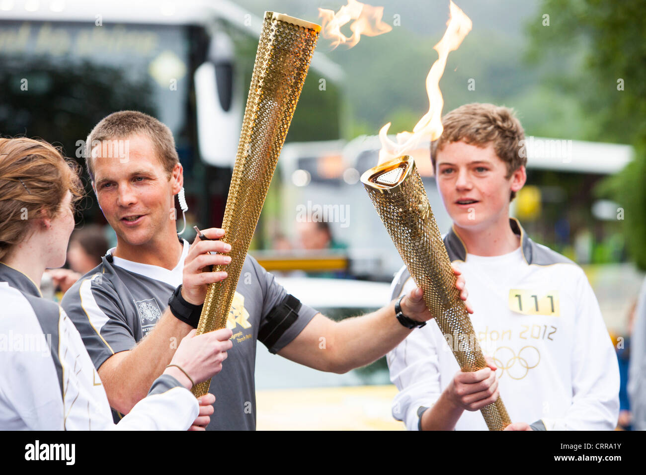 Die Olympische Flamme Überschrift über Ambleside im Lake District, UK. Stockfoto