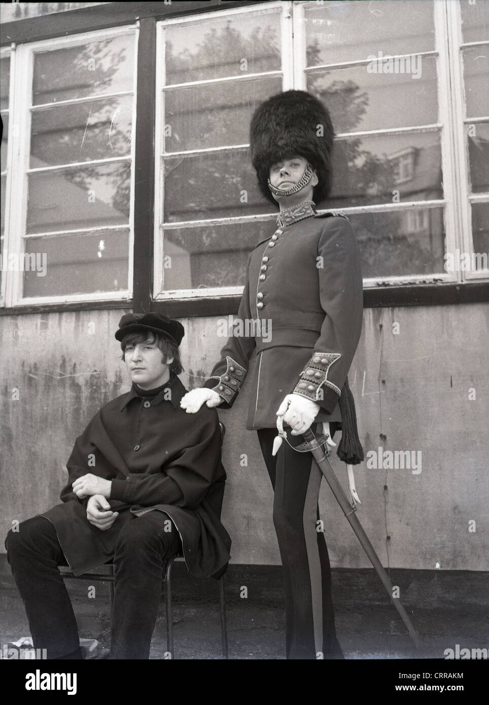 005914 - John Lennon und Victor Spinetti helfen! Cover-Shoot in Twickenham, London im Mai 1965 Stockfoto