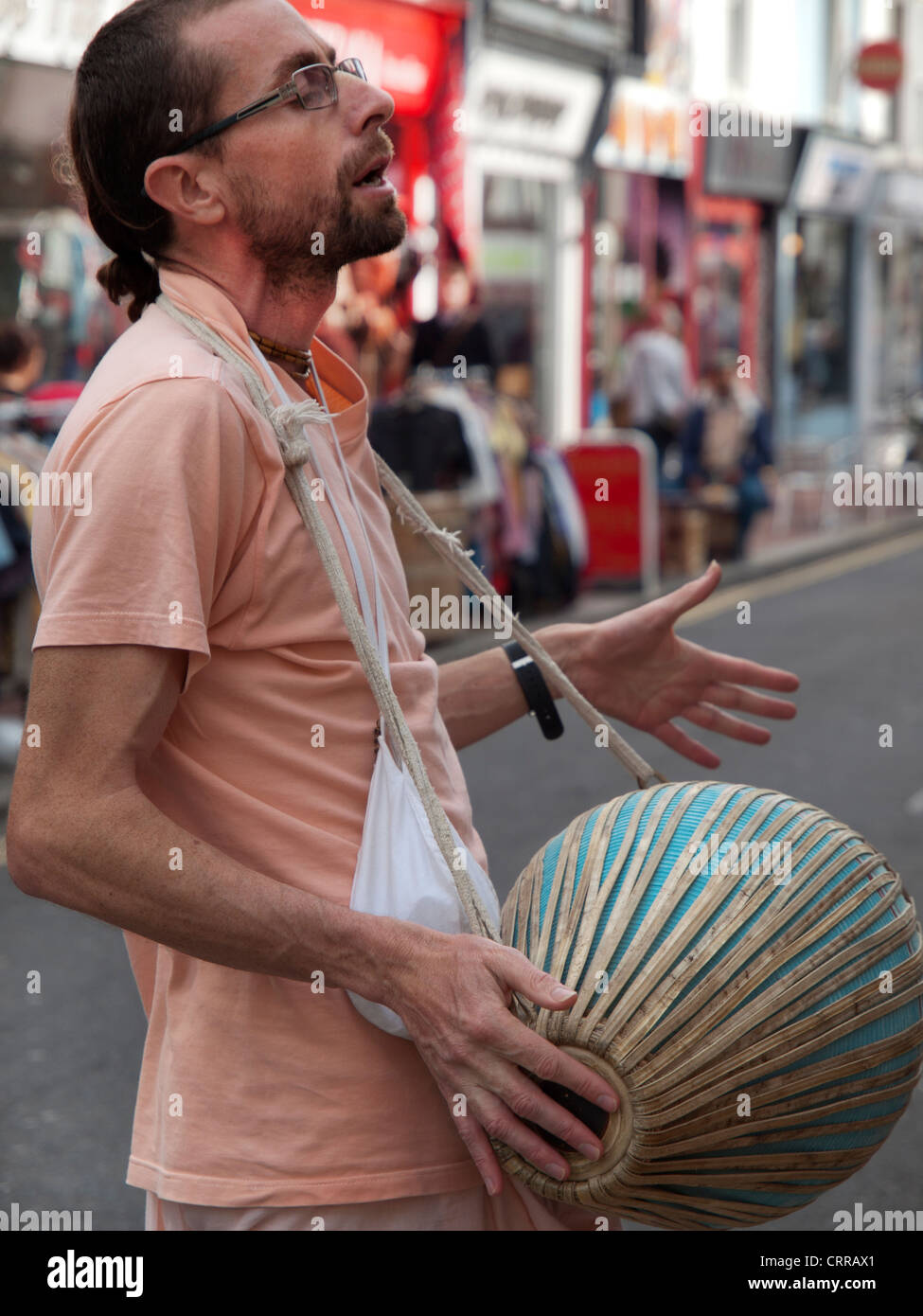 Mitglieder der Hare-Krishna-Bewegung Musizieren auf den Straßen von Brighton, England. Stockfoto