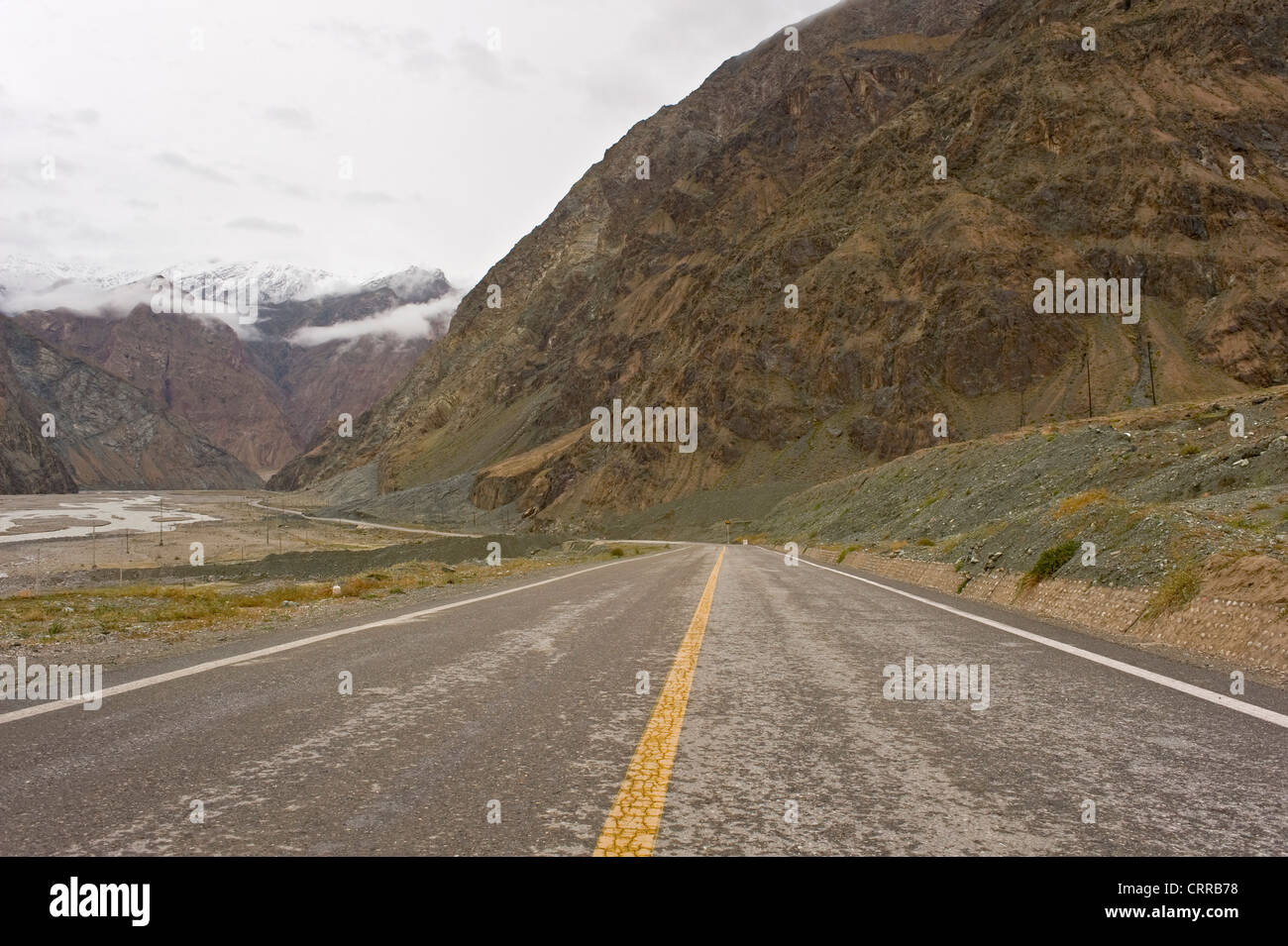 Ein Blick entlang der Karakorum-Highway, die China und Pakistan über das Karakorum-Gebirge verbindet. Stockfoto