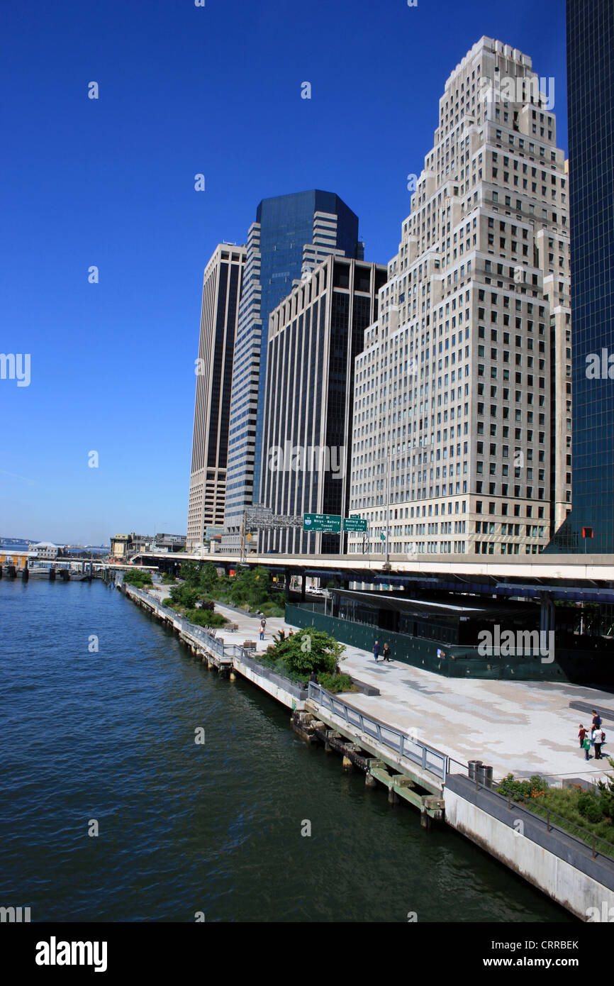Lower Manhattan Skyline entlang des East River. Stockfoto