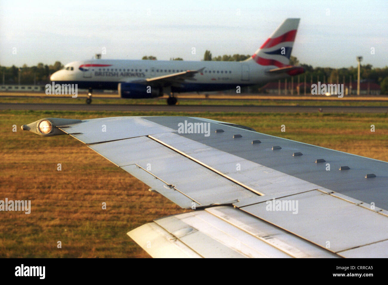 Blick über die Flügel eines Flugzeugs auf einer Maschine ausziehen Stockfoto
