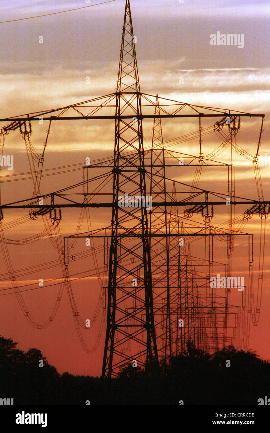 Strommasten in das Abendlicht Stockfoto
