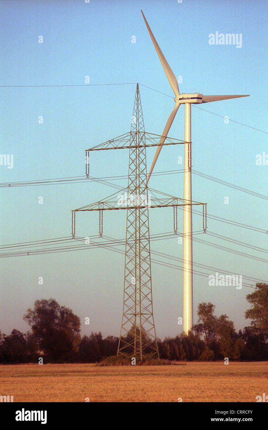 Strommast und Windmühle Stockfoto