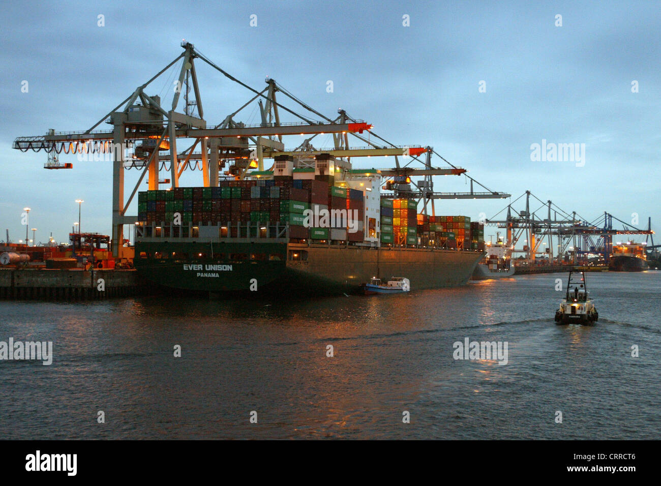 Container des Hamburger Hafens im Abendlicht Stockfoto