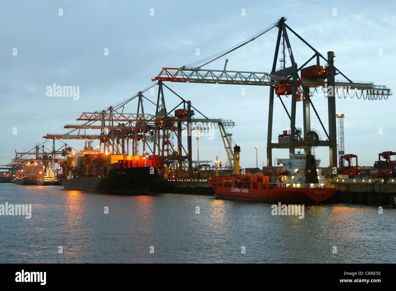 Container des Hamburger Hafens im Abendlicht Stockfoto