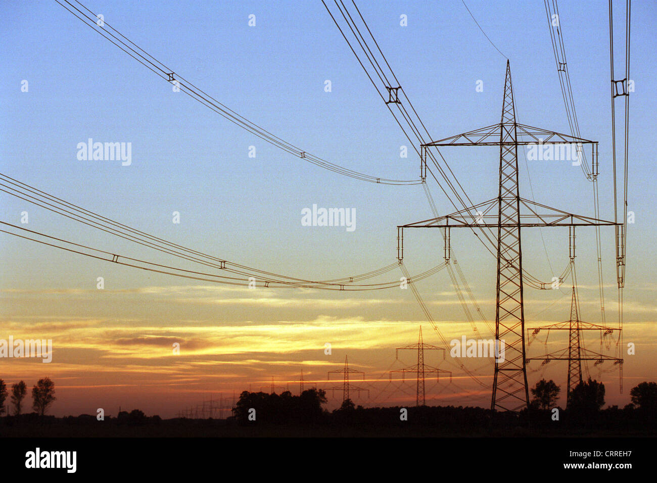 Strommasten in das Abendlicht Stockfoto