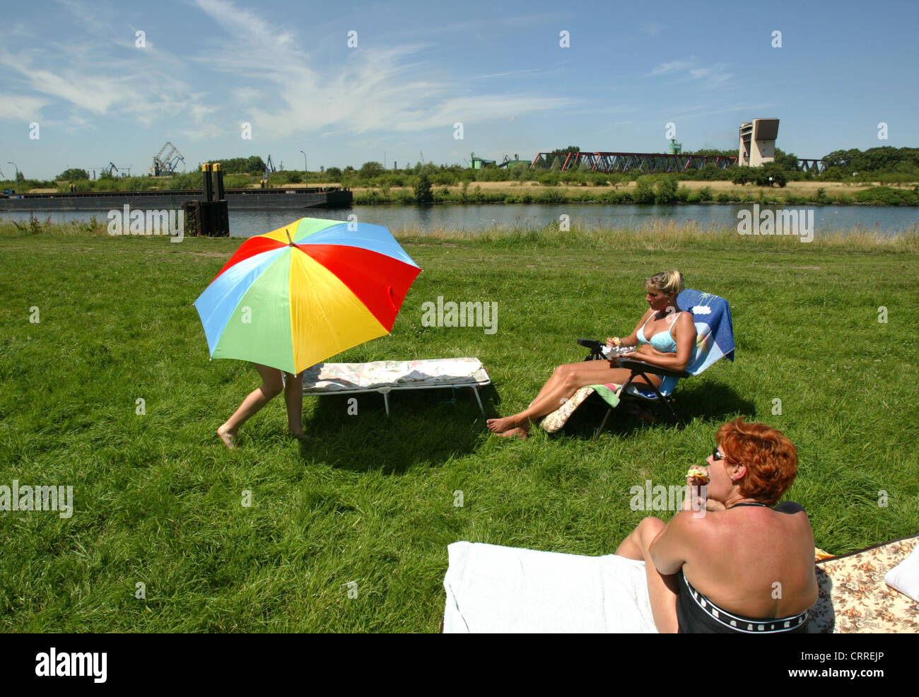 Familie liegen in der Sonne an der Ruhr in Duisburg Stockfoto