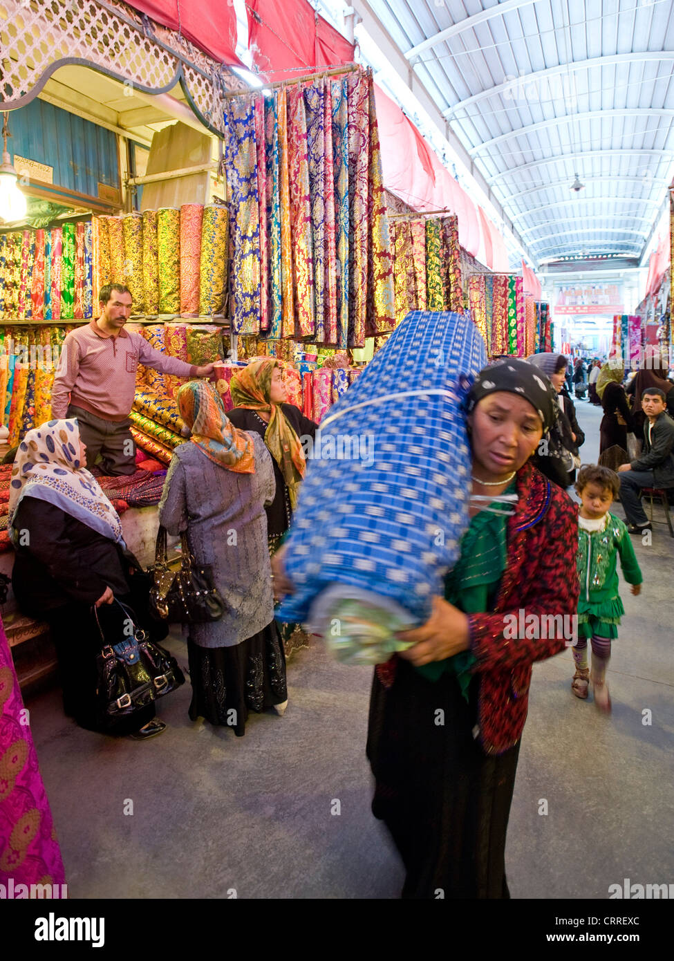 Chinesischen Uiguren und bunten Rollen Seidenstoff in der Western ...