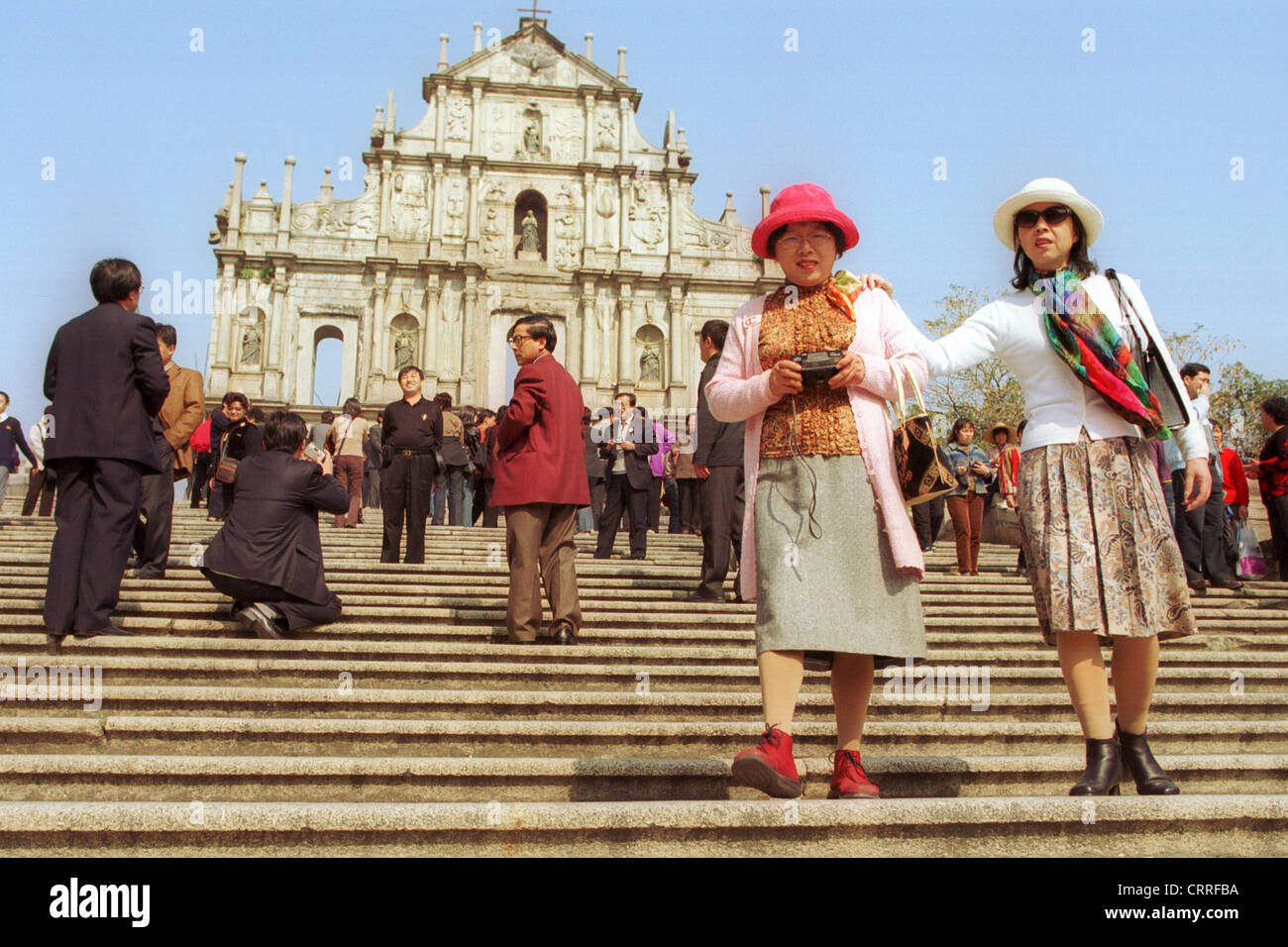 Chinesische Touristen auf den Stufen der Ruinen der St. Pauls-Kirche in Macau Stockfoto