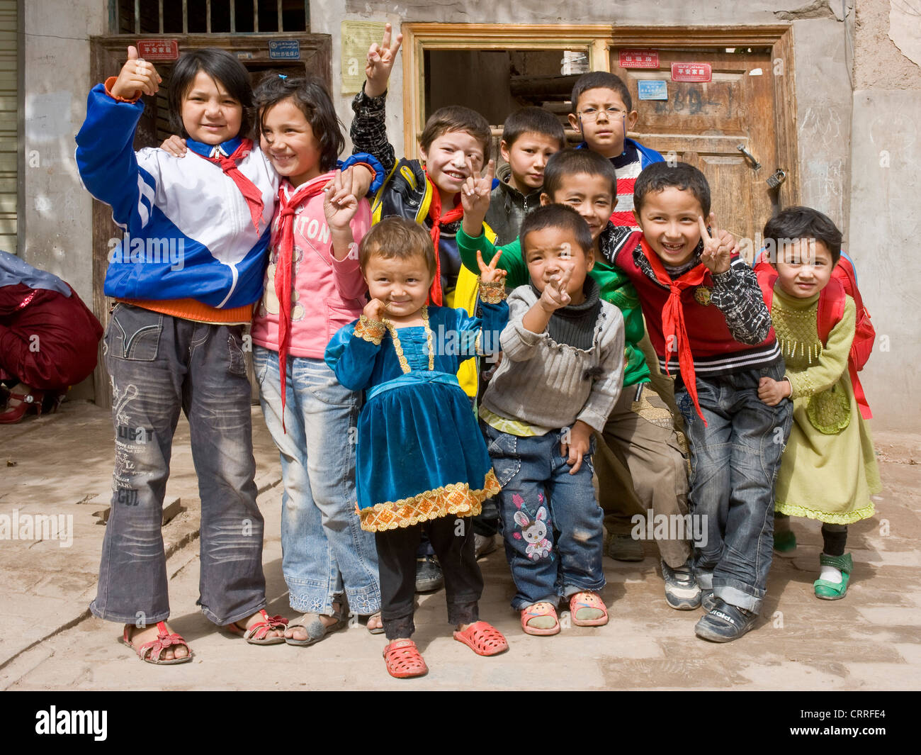Eine Gruppe Bande von lächelnden jungen Uyghur chinesische Kinder posieren für die Kamera auf der Straße in der alten Stadt Kashgar. Stockfoto