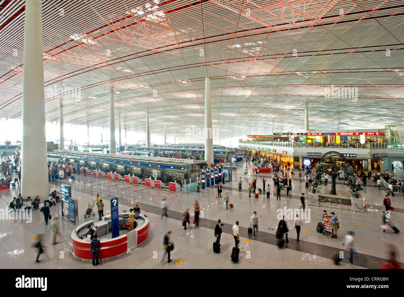 Langsame Verschlusszeit für Motion blur der Lobby-Bereich des Terminal 3 am Beijing Capital International Airport. Stockfoto