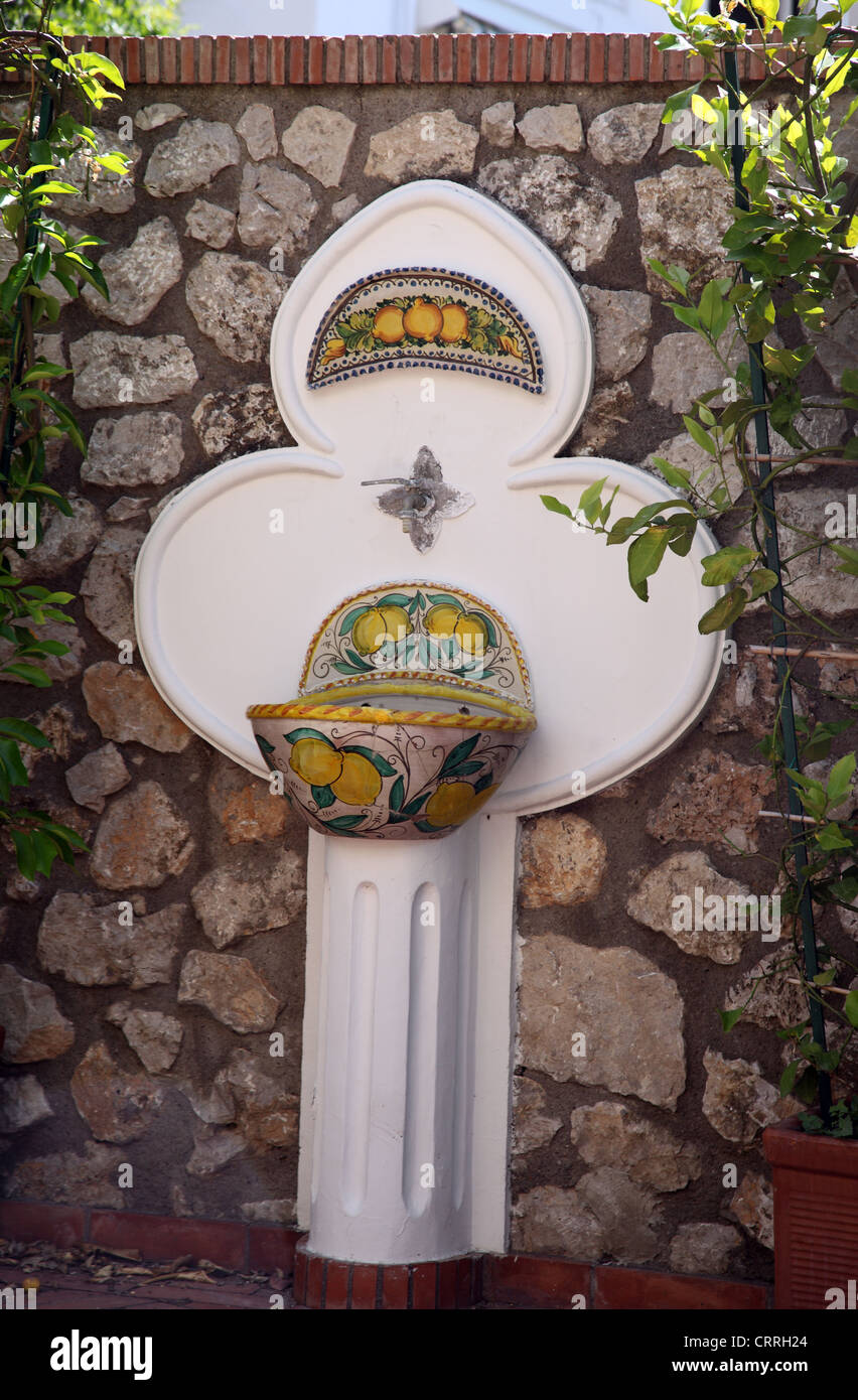 Keramik Brunnen in einem Capri-Garten Stockfoto