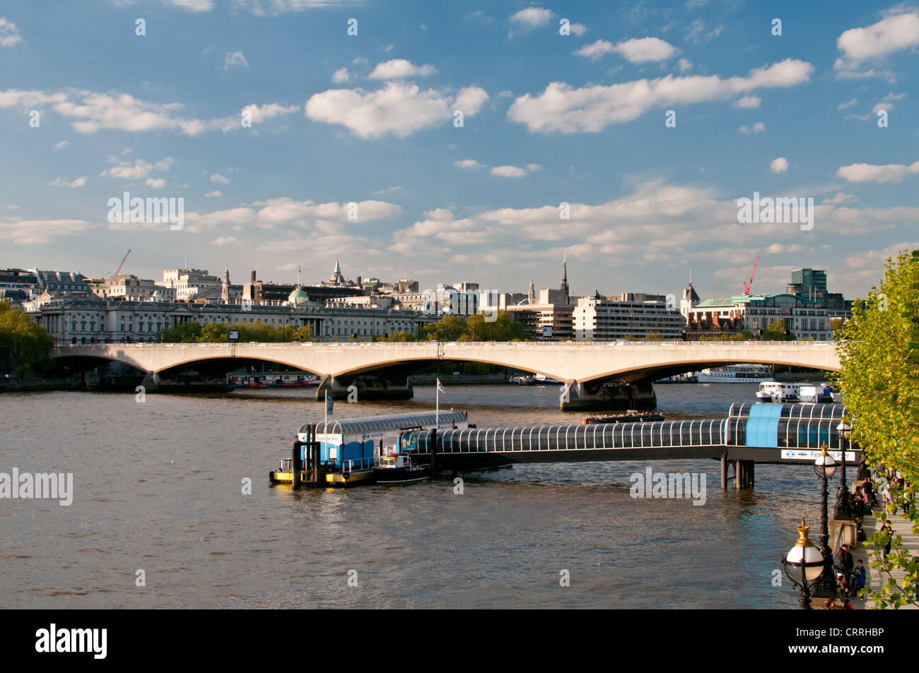 London Waterloo Brücke über Fluß Themse, UK. Festliche Pier im Vordergrund. Stockfoto