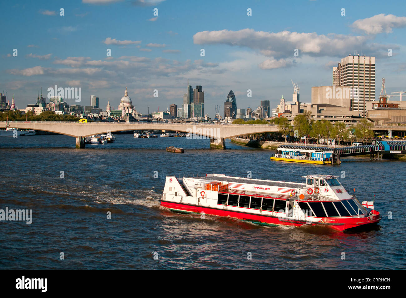 London Waterloo Brücke über Fluß Themse, UK. Southbank Center auf der rechten Seite. Stockfoto
