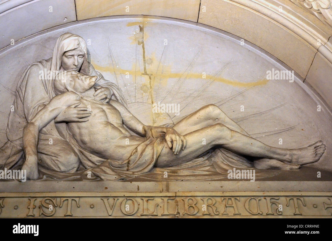 Berlin, Deutschland. Kaiser-Wilhelm-Gedachtnis-Kirche / Gedenkstätte Kirche. Statue in der Memorial Hall / Gedenkhall (alte Kirche). Stockfoto