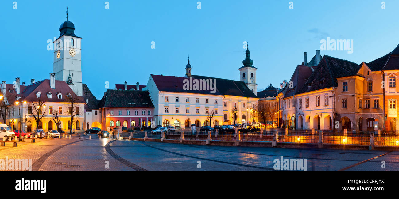 Sibiu kleine quadratische Zentrum Stadtpanorama bei Nacht in Siebenbürgen, Rumänien Stockfoto