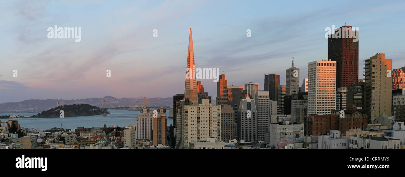 Skyline von San Francisco bei Sonnenuntergang mit Schatzinsel und Bay Bridge Stockfoto
