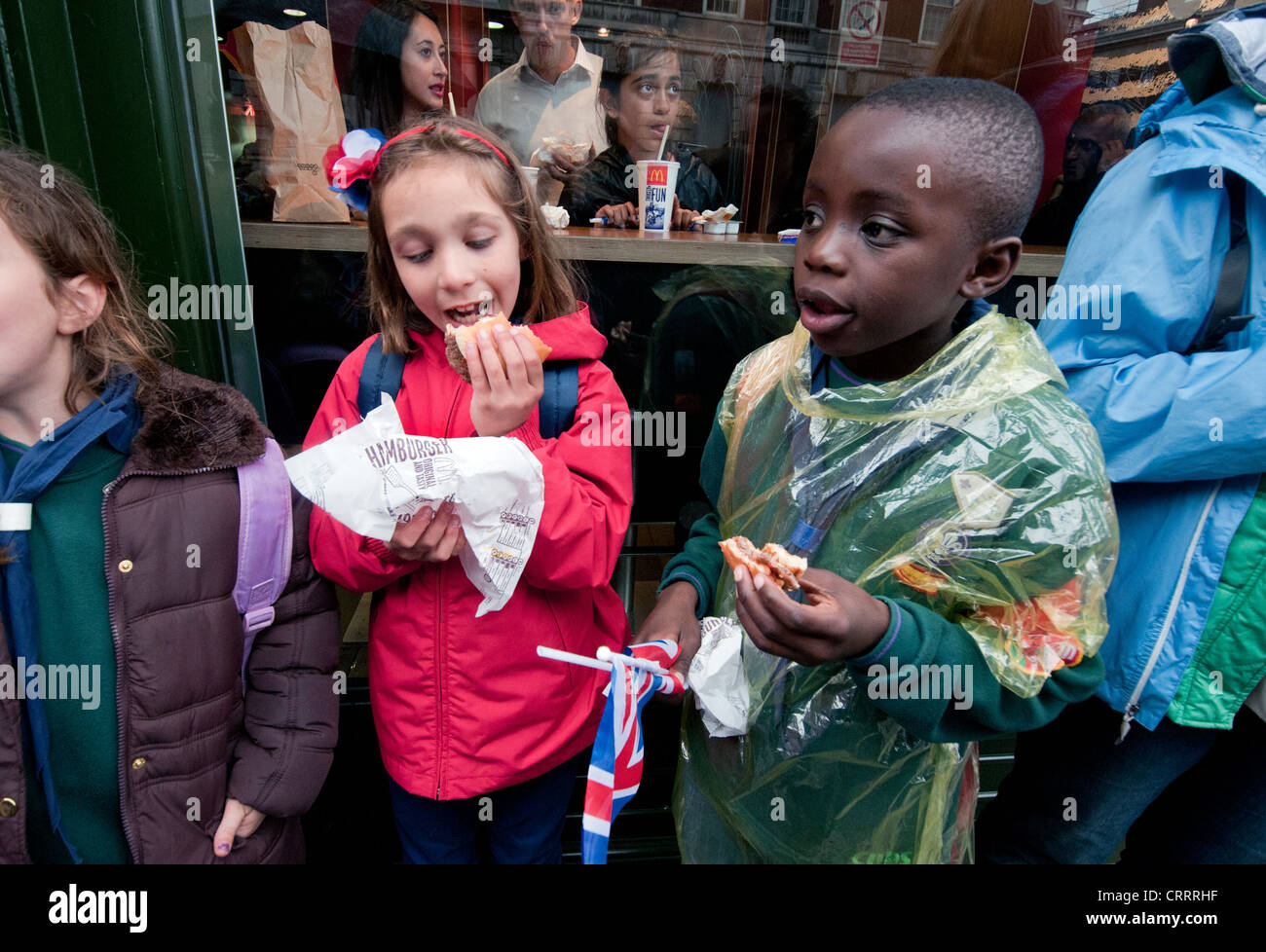 Kleinkinder Essen Hamburger auf der Straße Stockfoto