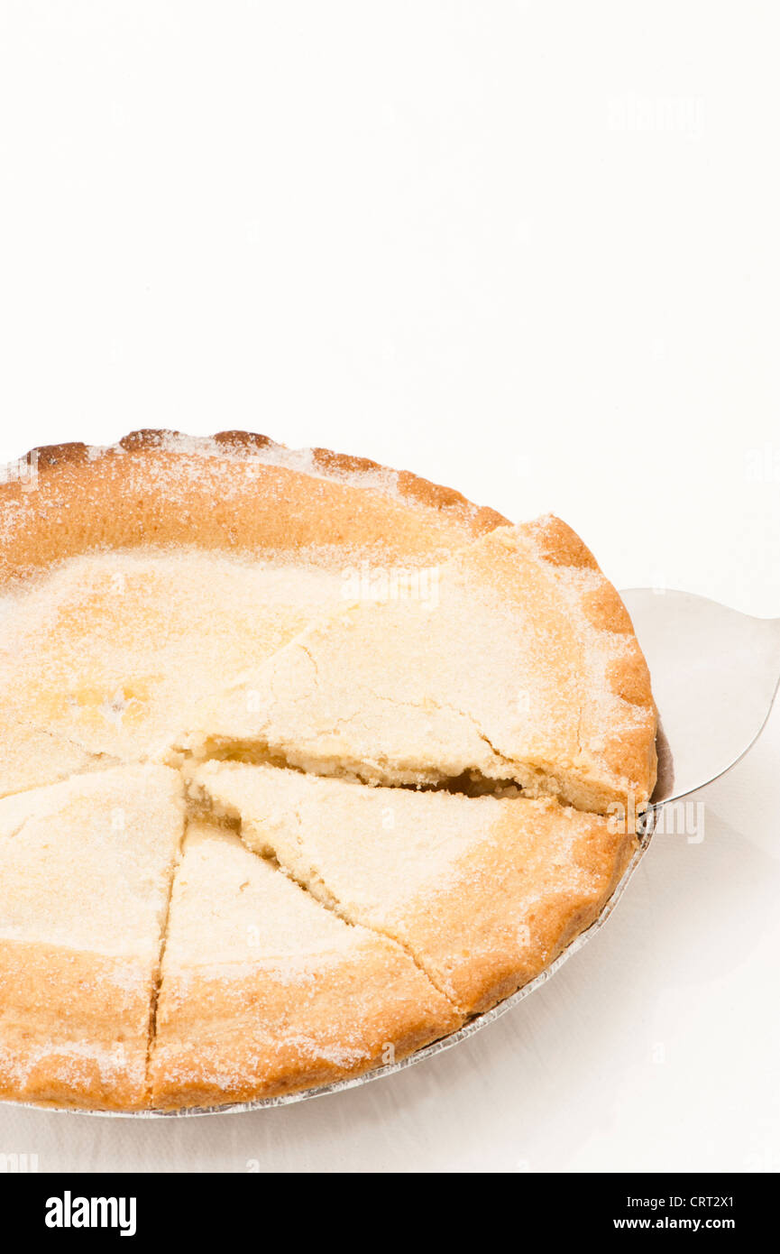 Apfelkuchen in unregelmäßige Scheiben geschnitten Stockfoto