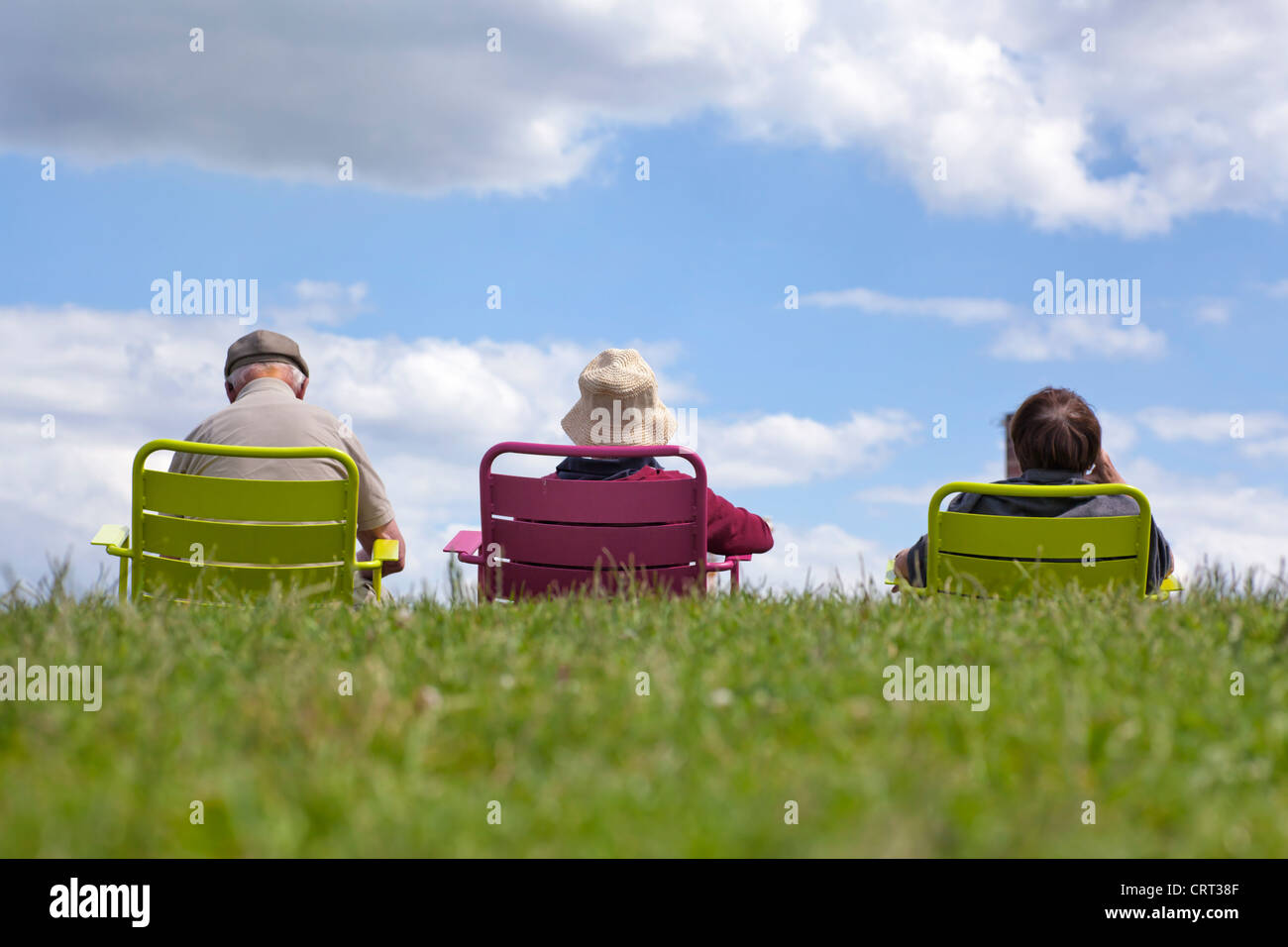 Familie Freizeit genießen - entspannen im Park vor einem strahlend blauen Himmel. Stockfoto