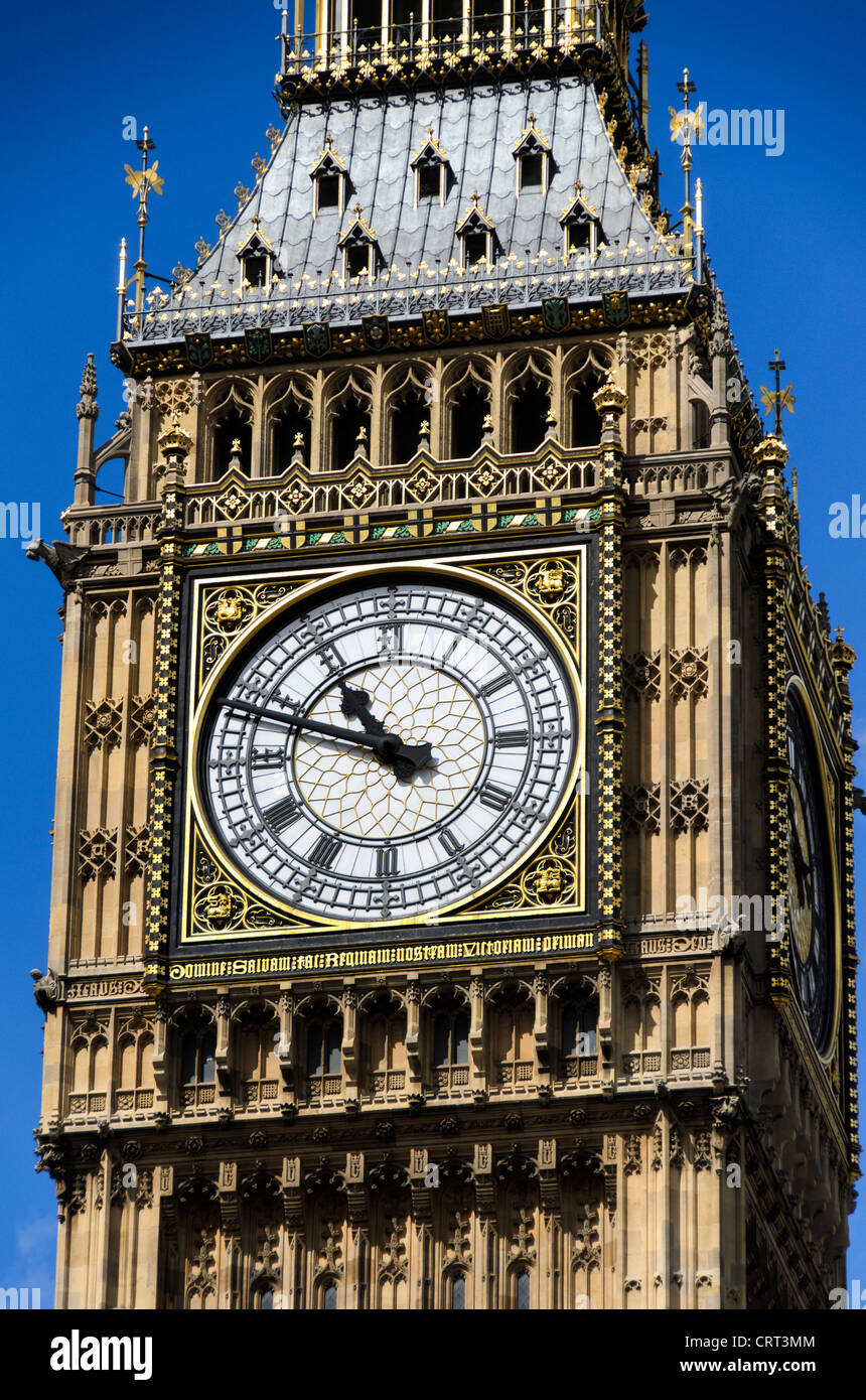 LONDON, Großbritannien – Elizabeth Tower, Heimat der berühmten Big Ben Bell, ragt über dem nördlichen Ende des Palace of Westminster. Der historische Uhrenturm ist zu einem Symbol für London und Großbritannien geworden. Stockfoto