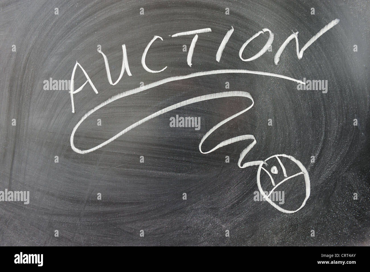 Auktion-Wort und Maus-Symbol an der Tafel Stockfoto